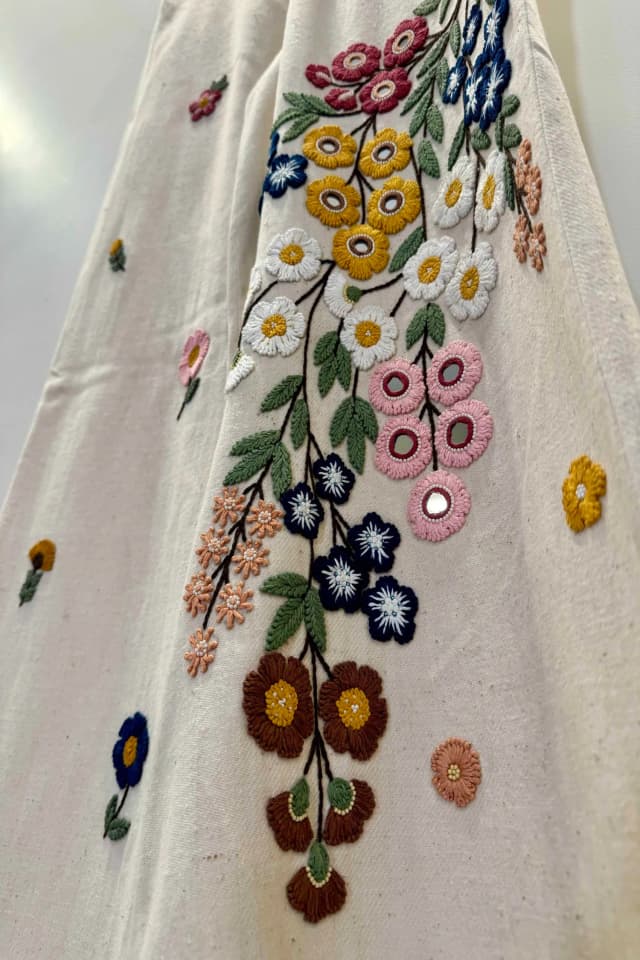 Shaandaar Bageecha Pants-hover